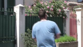 Jeune maman nymphomane se tape tout ce qui passe