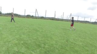 Une groupie se fait baiser sur un terrain de foot en Bretagne