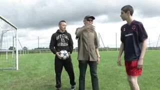 Une groupie se fait baiser sur un terrain de foot en Bretagne