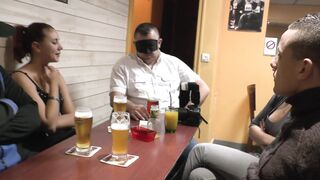 Notre équipe de tournage baise Stéphanie devant les yeux médusées de sa famille ! (épisode 2 sur 2)