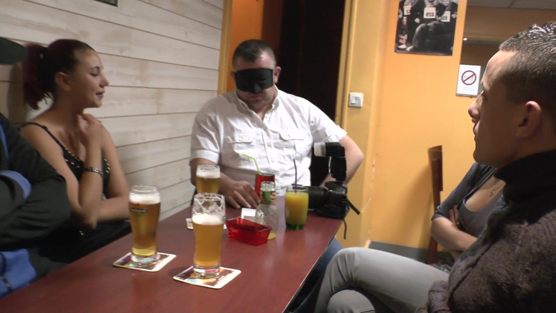 Notre équipe de tournage baise Stéphanie devant les yeux médusées de sa famille ! (épisode 2 sur 2)