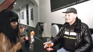 Esther découvre l'orgasme multiple avec un papy très expérimenté.