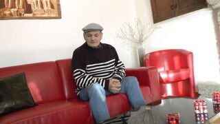 On offre 4 super salopes à Papy voyeur pour ses 70 ans!