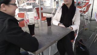 On accompagne Camille à sa première orgie en boîte à cul!