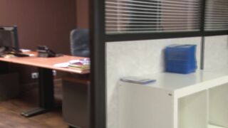 Une directrice aux grosses mamelles défoncée par son employé !