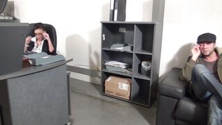 Amel, bonne secrétaire salope aime la baise au bureau!