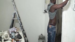 Tania, une voisine très entreprenante avec deux gars de chantier.