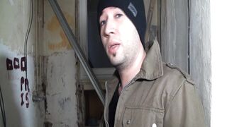 Tania, une voisine très entreprenante avec deux gars de chantier.