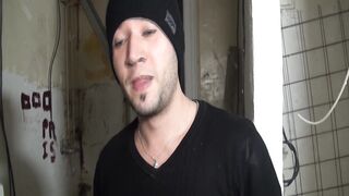 Tania, une voisine très entreprenante avec deux gars de chantier.