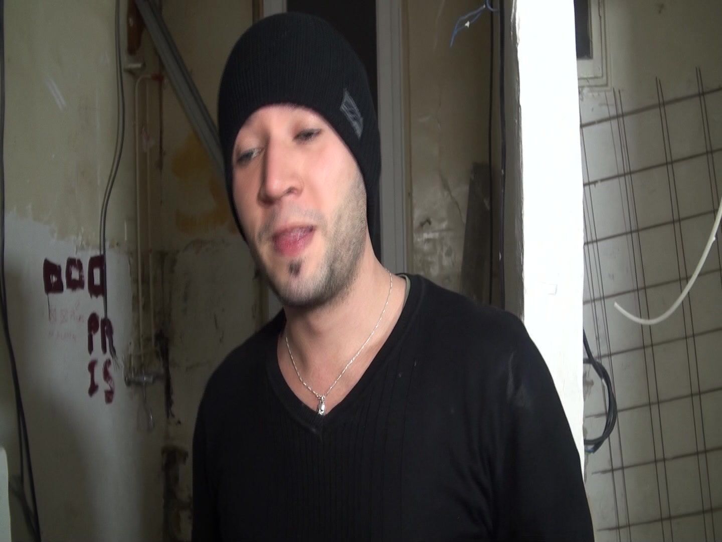 Tania, une voisine très entreprenante avec deux gars de chantier.