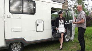 Une petite escapade en camping-car qui finit en grosse baise!