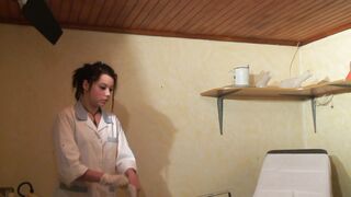 Lily voulait connaître les joies des auscultations approfondies