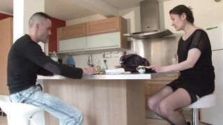 Une prof cougar et torride enculée par son élève!