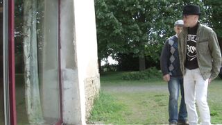 Deux voyeurs viennent mater la nouvelle meuf de leur copain!