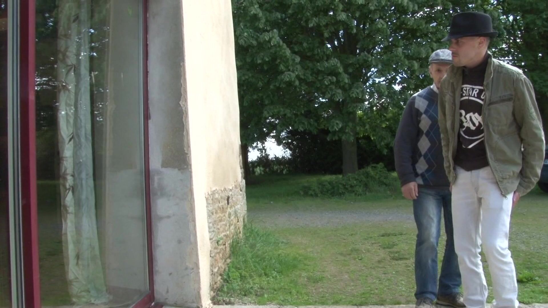 Deux voyeurs viennent mater la nouvelle meuf de leur copain!